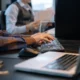 Persona trabajando con agentes de inteligencia artificial desde un ordenador