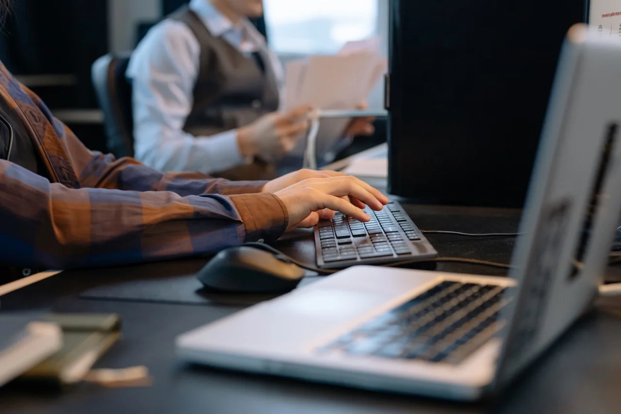 Persona trabajando con agentes de inteligencia artificial desde un ordenador