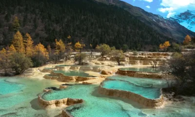 Piscina termal entre montañas que ilustra una escapada a balnearios de España en otoño