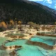 Piscina termal entre montañas que ilustra una escapada a balnearios de España en otoño
