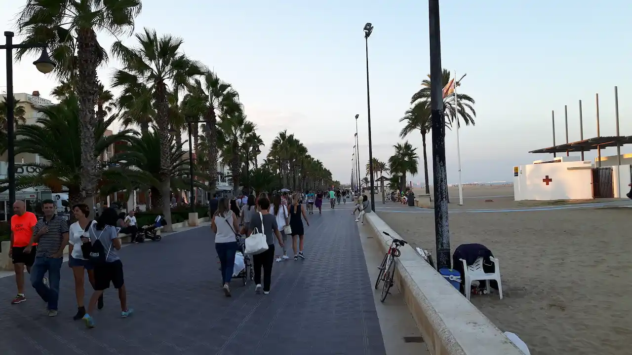 paseo de la malvarrosa con gente