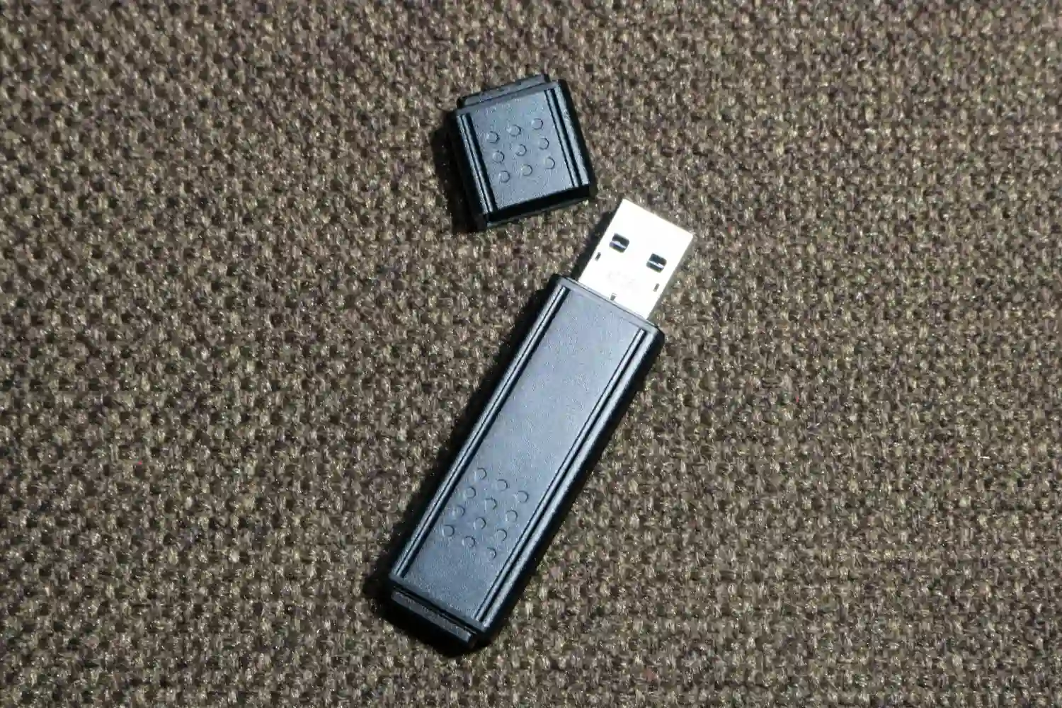 pendrive del psoe sobre mesa
