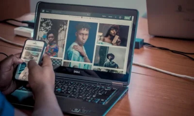 Persona que revisa las propiedades de una imagen en un ordenador para comprobar metadatos de fotos y privacidad