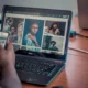 Persona que revisa las propiedades de una imagen en un ordenador para comprobar metadatos de fotos y privacidad