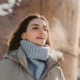 Persona cuyo aliento se hace visible cuando hace frío al respirar al aire libre