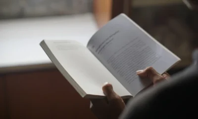 Una persona lee una novela cuyo final abierto deja espacio para distintas interpretaciones