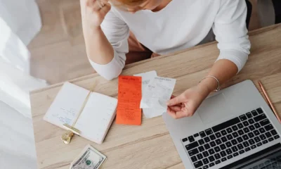 Persona que revisa los gastos de suscripciones en sus extractos bancarios