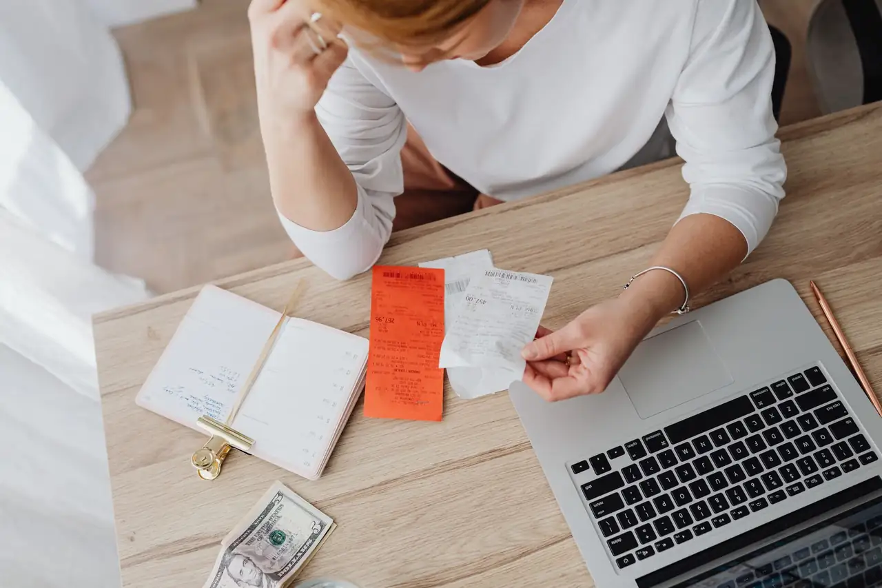 Persona que revisa los gastos de suscripciones en sus extractos bancarios