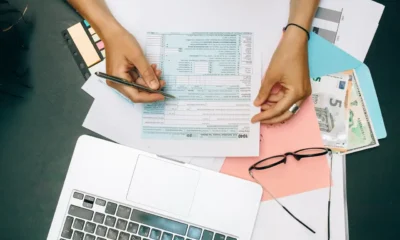 Persona revisando un documento en un portátil, una posible vía de prompt injection para un asistente de IA