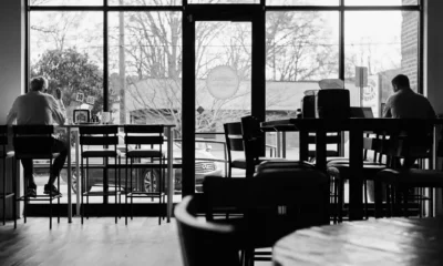 Persona sentada sola en una cafetería, una situación asociada al efecto foco en psicología