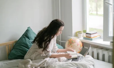 Una persona descansa junto a un portátil cerrado mientras aparece la ansiedad del domingo