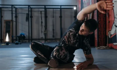 Persona calentando en el gimnasio antes de volver a entrenar tras vacaciones