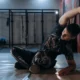 Persona calentando en el gimnasio antes de volver a entrenar tras vacaciones
