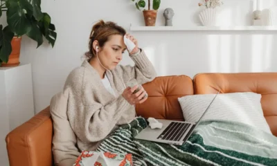 Persona con pañuelos en casa ante las diferencias entre gripe, resfriado y covid