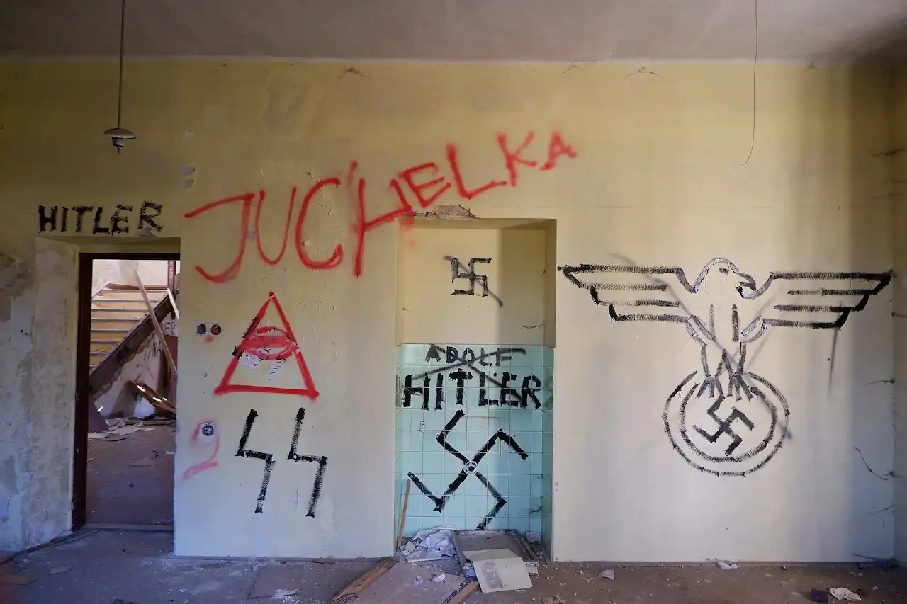 pintadas nazis denunciadas