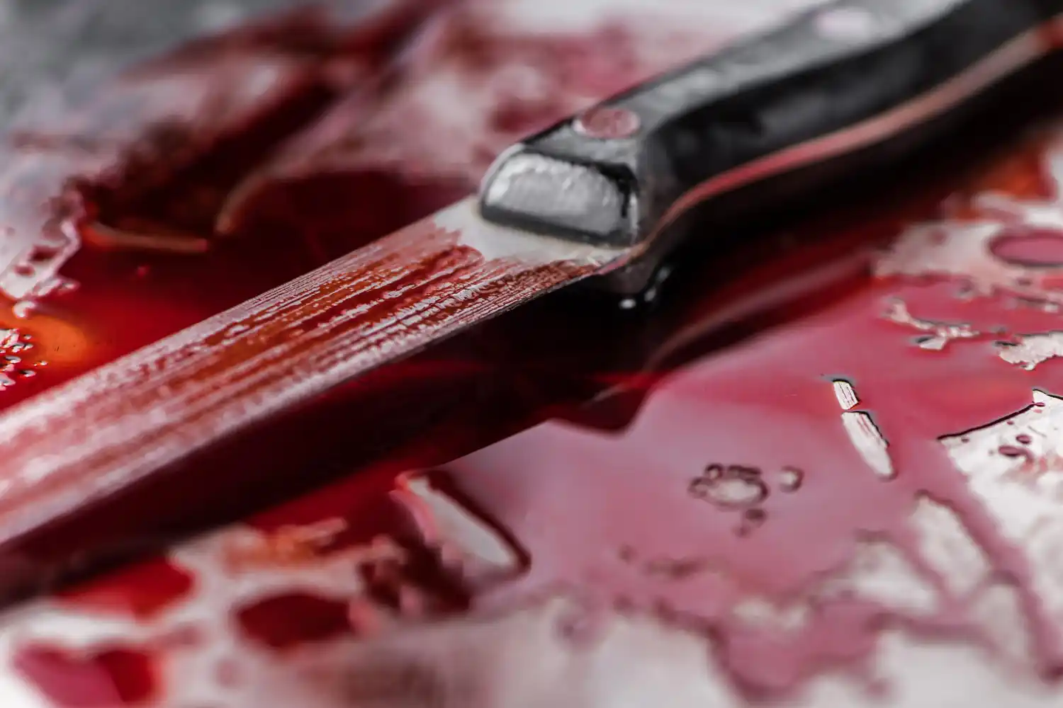 puñal con sangre en suelo de manresa