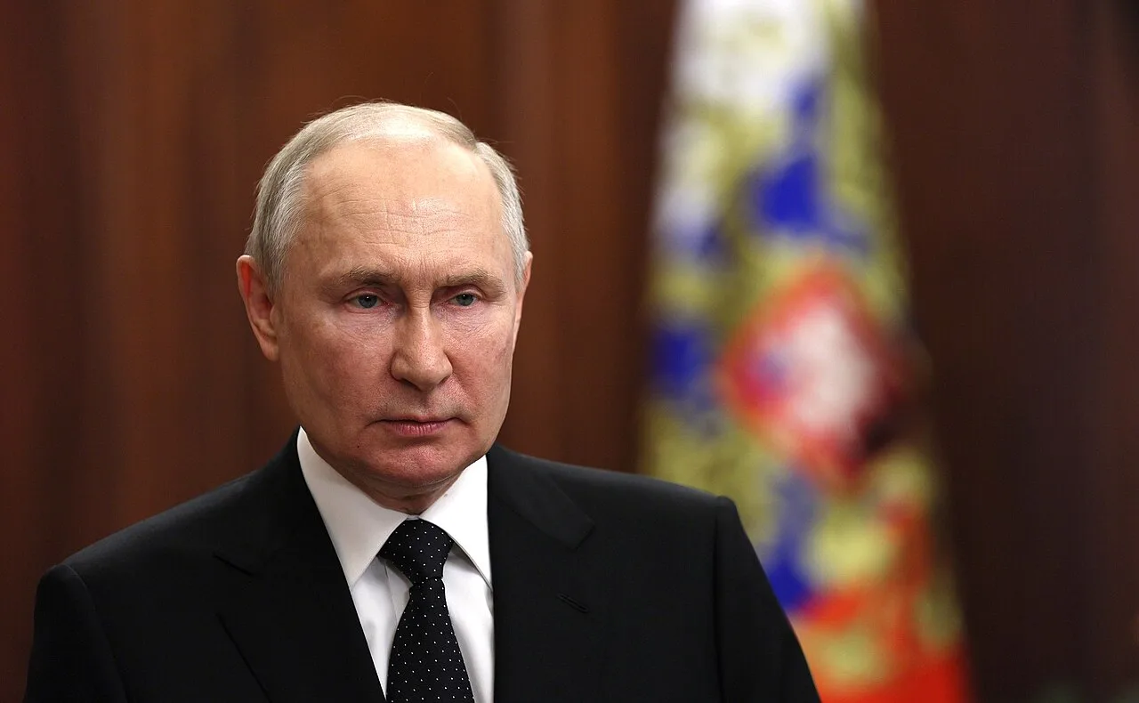 putin con bandera de rusia