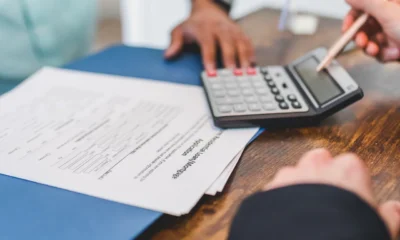 Contrato de vivienda y calculadora para revisar cómo se aplica el IRAV al alquiler