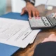 Contrato de vivienda y calculadora para revisar cómo se aplica el IRAV al alquiler