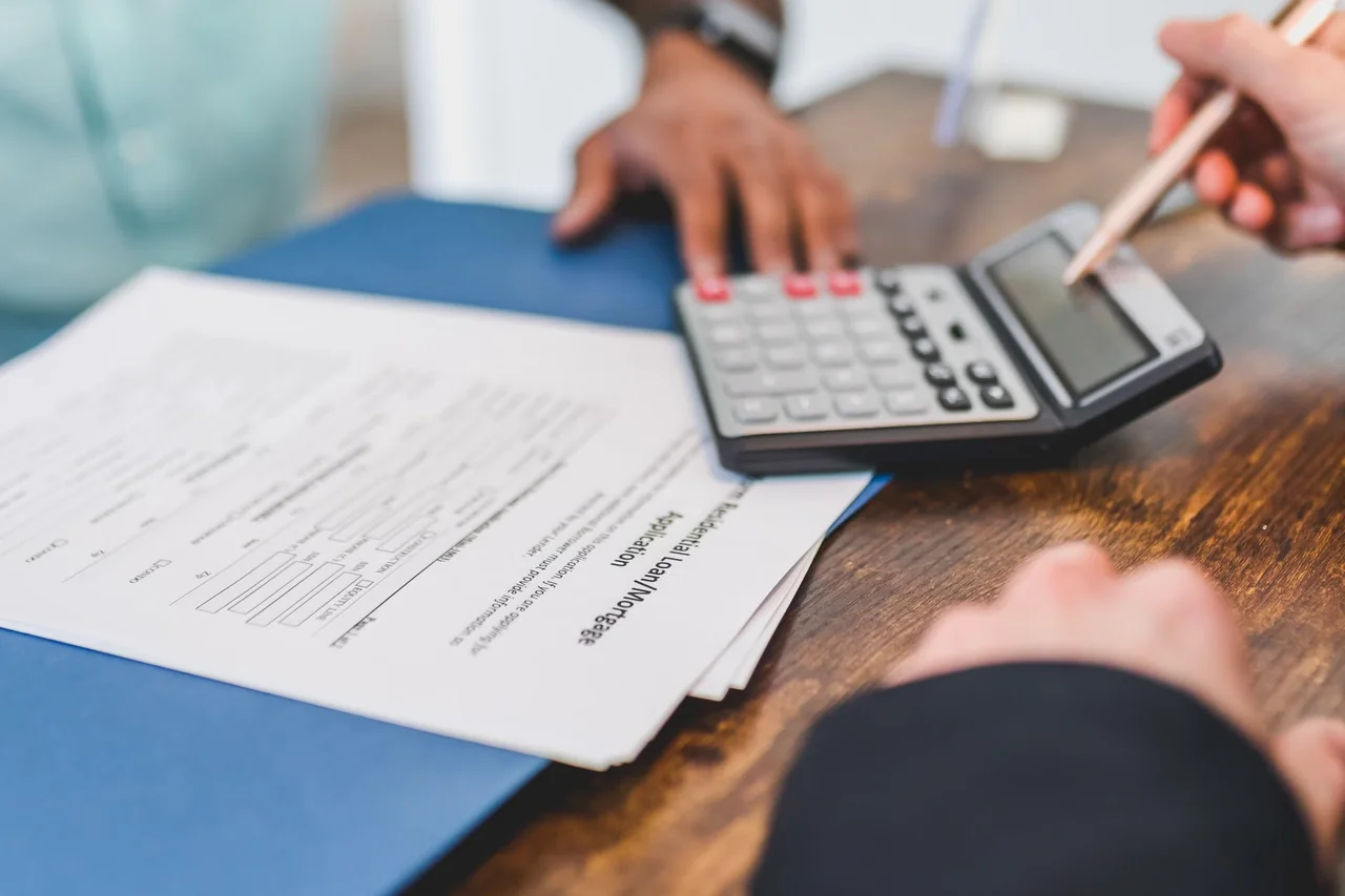 Contrato de vivienda y calculadora para revisar cómo se aplica el IRAV al alquiler