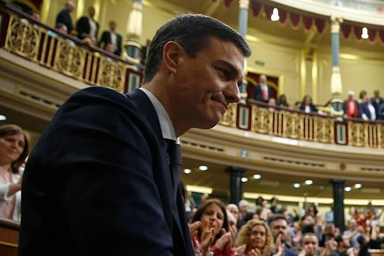 sanchez saludando en el congreso