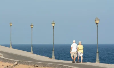 Viajeros mayores junto al mar en una imagen relacionada con el origen del Imserso y su programa turístico