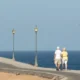 Viajeros mayores junto al mar en una imagen relacionada con el origen del Imserso y su programa turístico