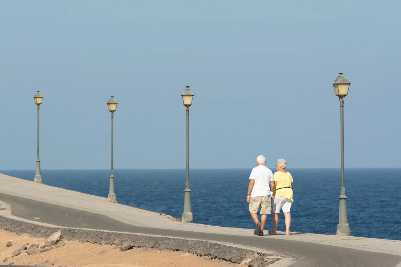 Viajeros mayores junto al mar en una imagen relacionada con el origen del Imserso y su programa turístico