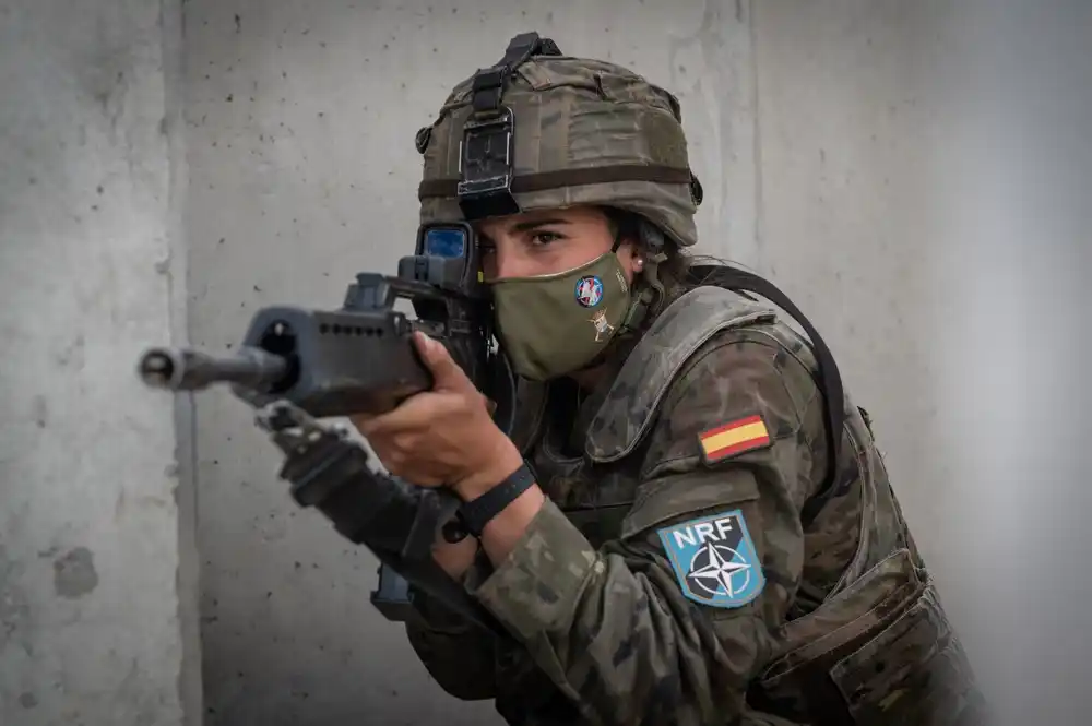 soldado mujer de la OTAN en accion