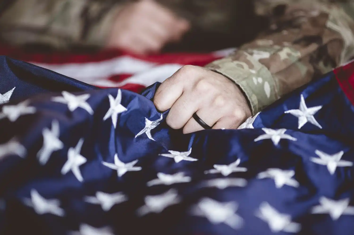 soldado usa agarra bandera