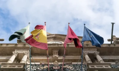 Bandera española en un edificio institucional durante la celebración del 12 de octubre en España