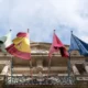 Bandera española en un edificio institucional durante la celebración del 12 de octubre en España