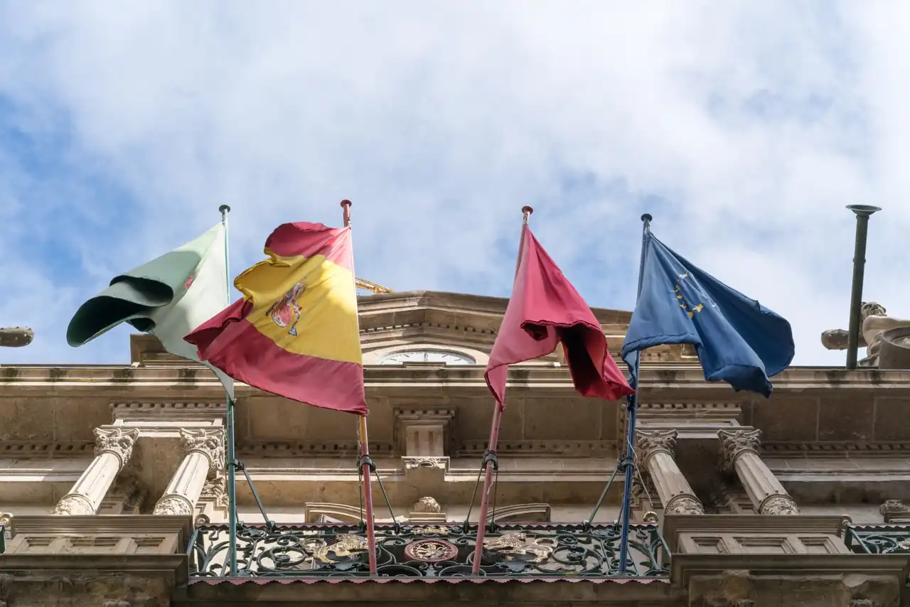 Bandera española en un edificio institucional durante la celebración del 12 de octubre en España