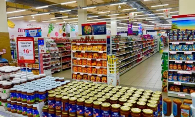Tarros de mermelada en un supermercado que ilustran la paradoja de la elección