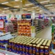 Tarros de mermelada en un supermercado que ilustran la paradoja de la elección