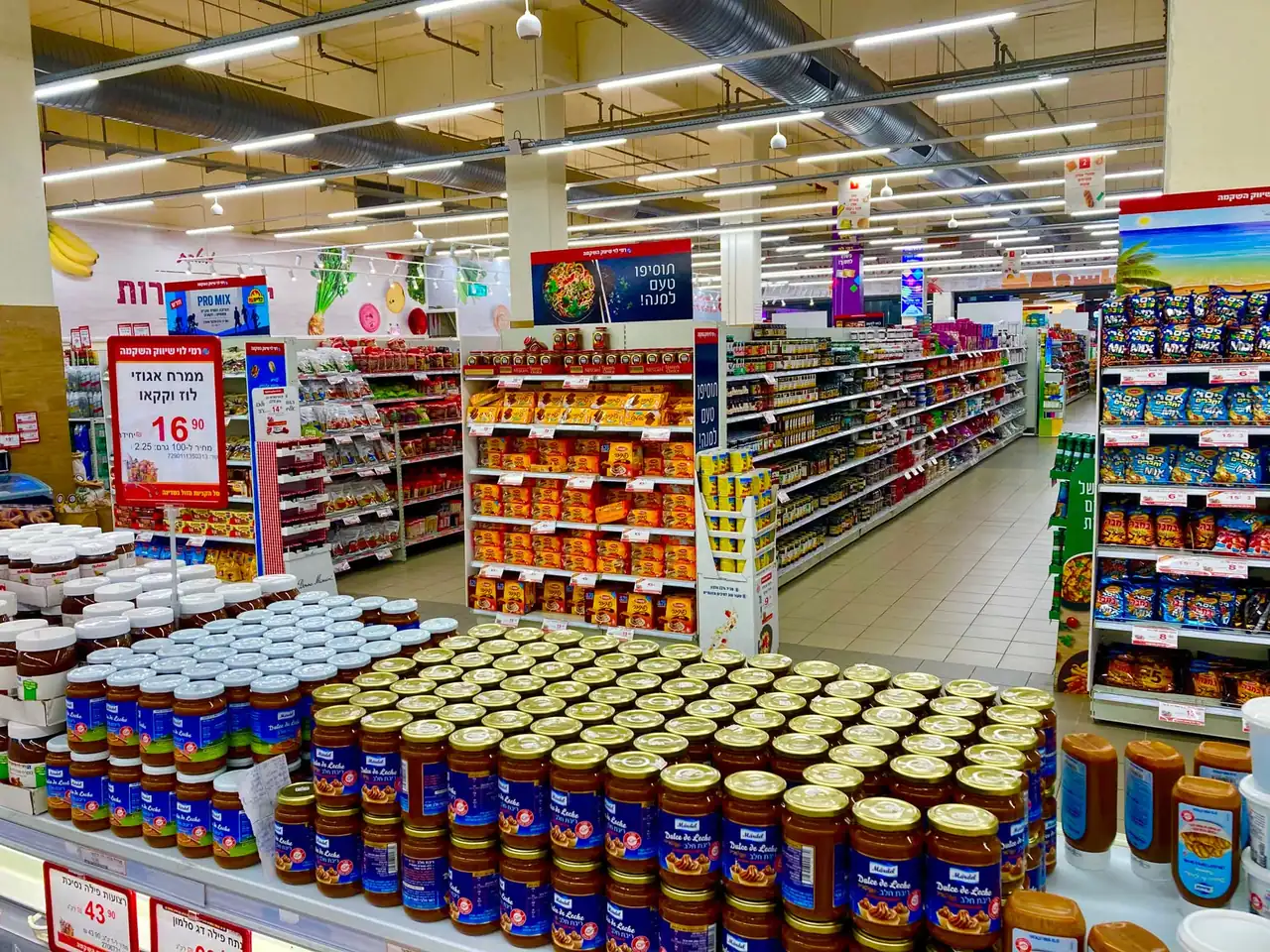 Tarros de mermelada en un supermercado que ilustran la paradoja de la elección
