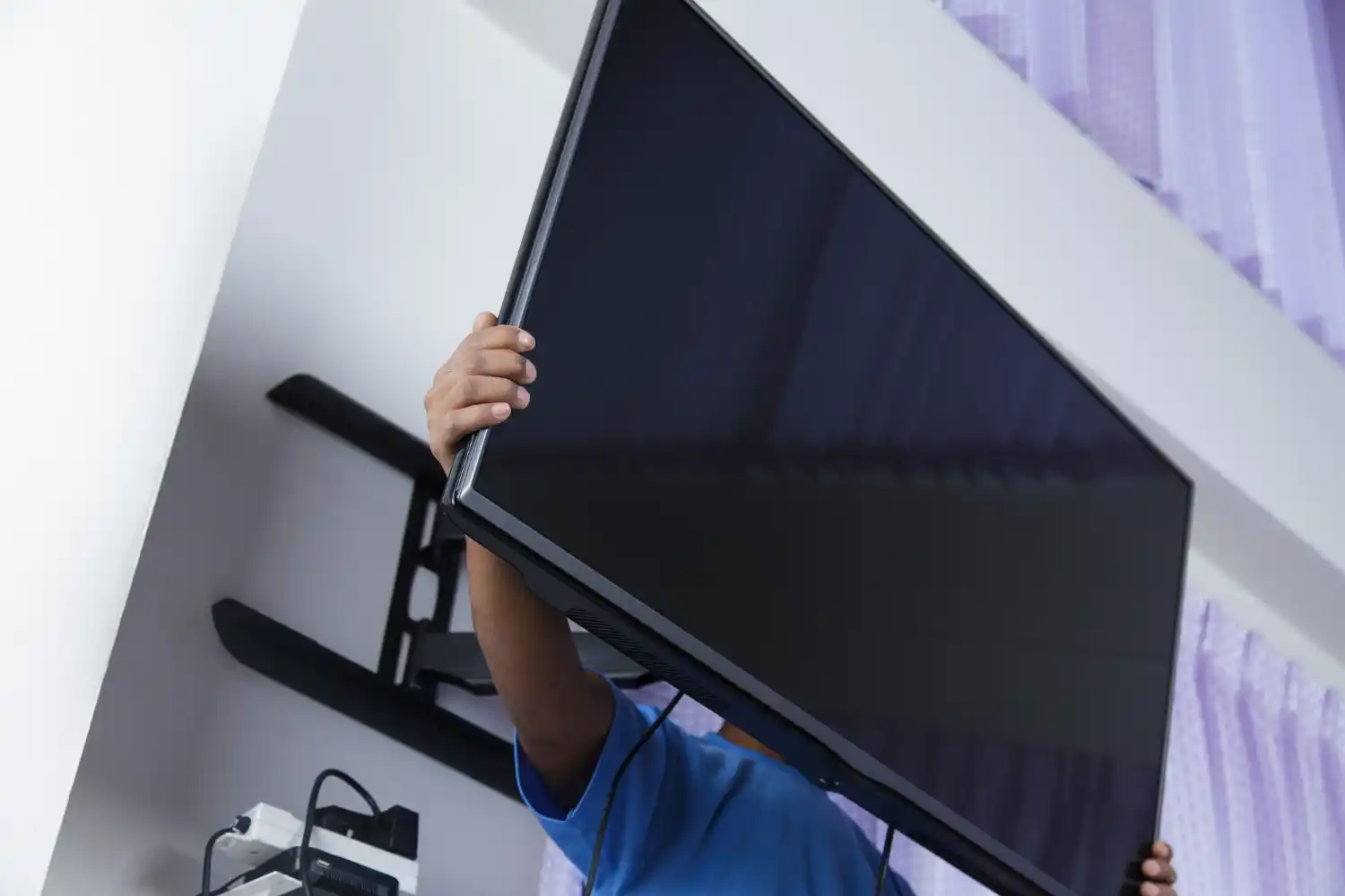tecnico lleva un televisor Mini LED