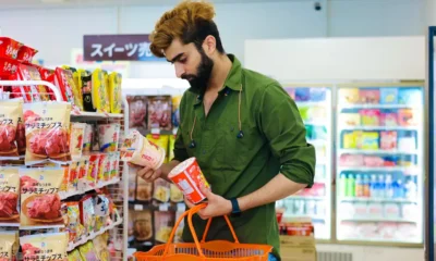 Persona comparando productos en un supermercado, una escena cotidiana asociada a la fatiga de decisión