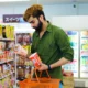 Persona comparando productos en un supermercado, una escena cotidiana asociada a la fatiga de decisión