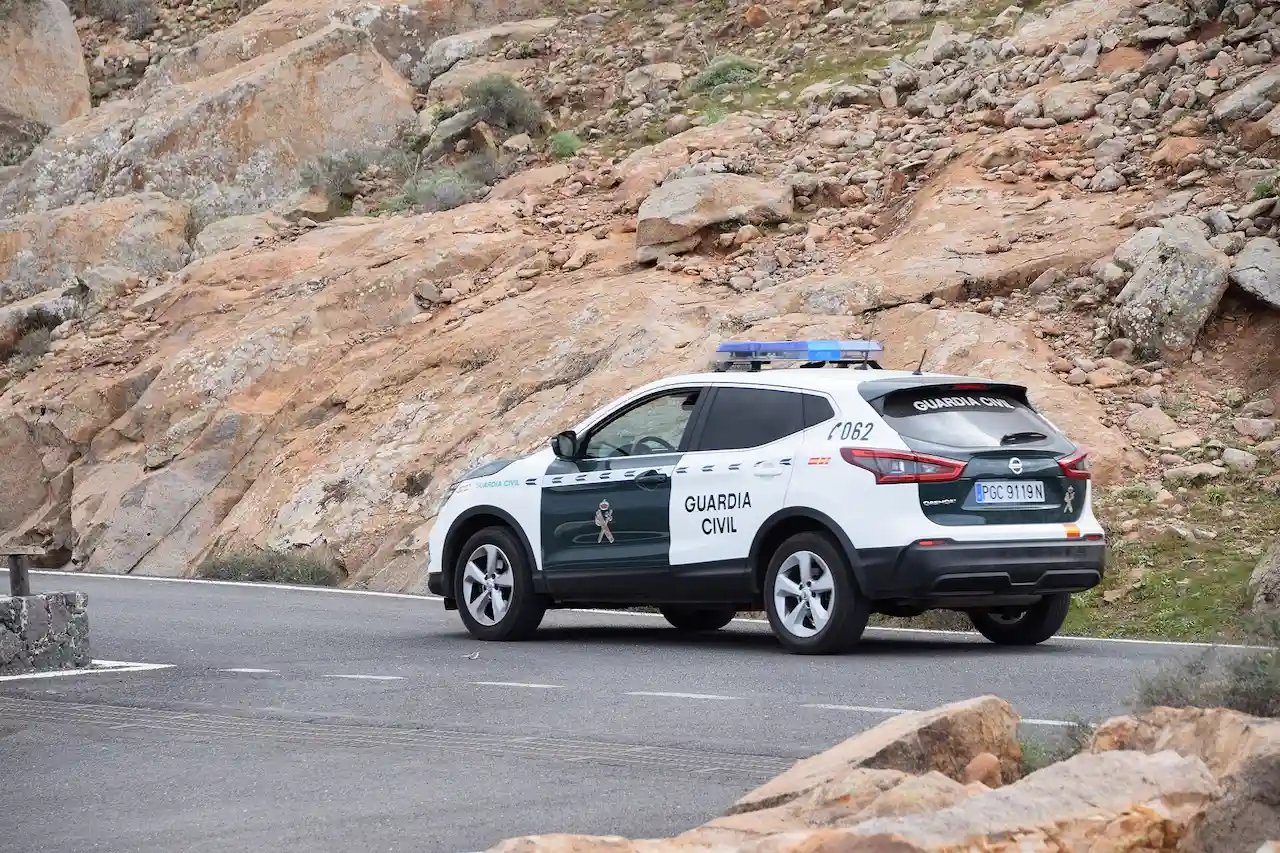 un coche de la guardia civil en oleiros