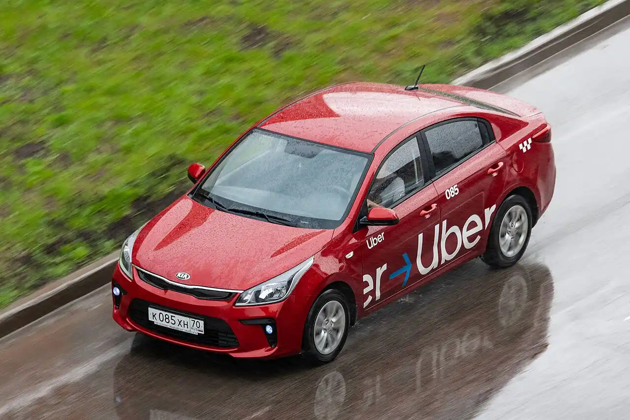 un coche uber rojo