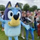 un muñeco gigante de Bluey