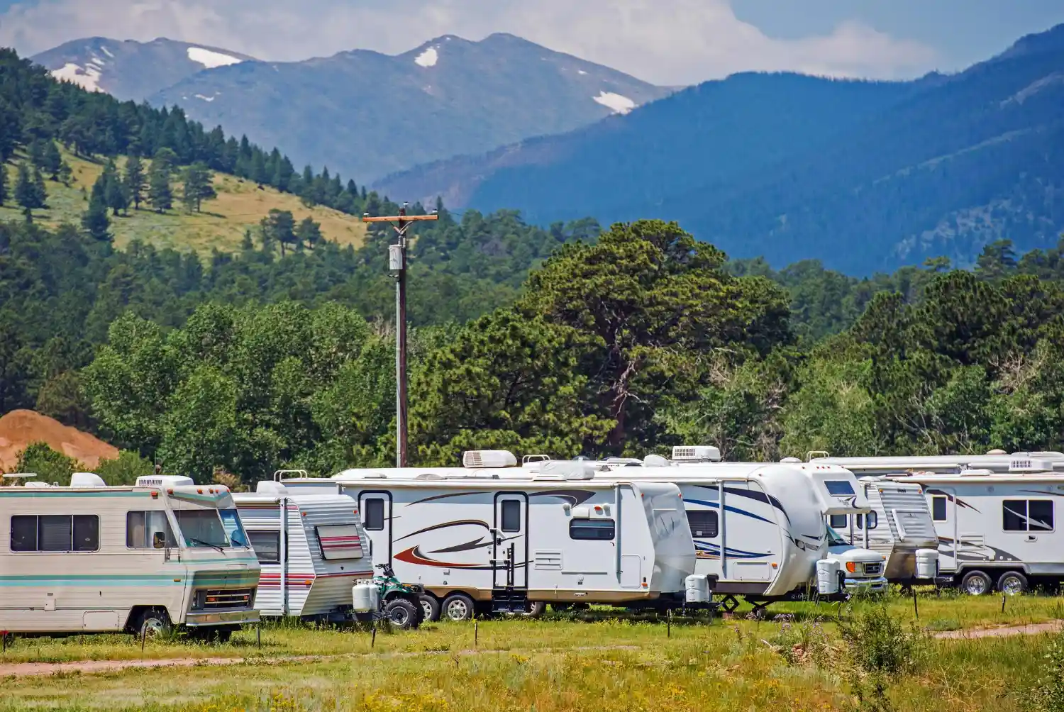 un parque de caravanas junto a la finca