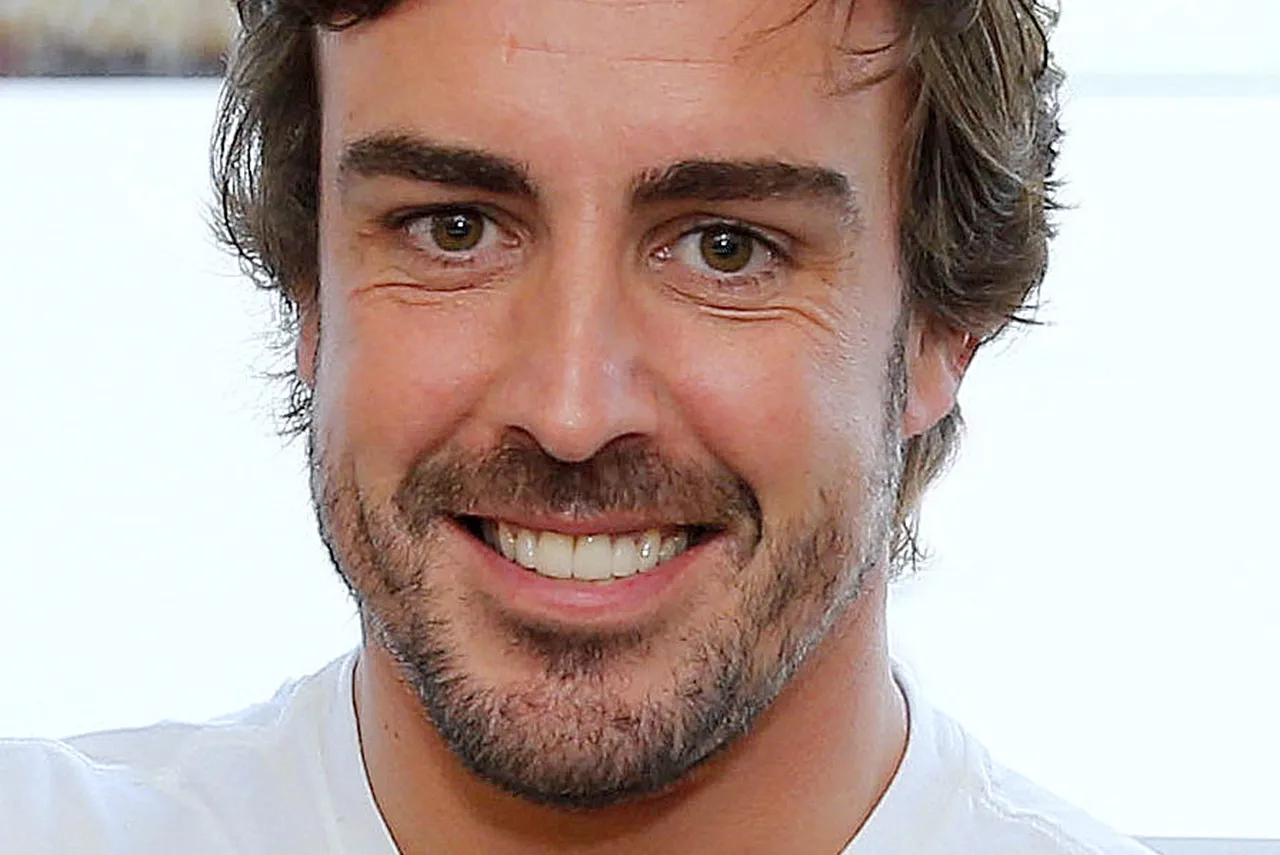 un sonriente alonso en 2026