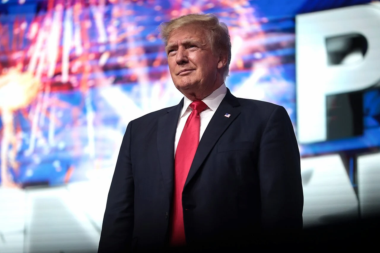 un sonriente trump serio
