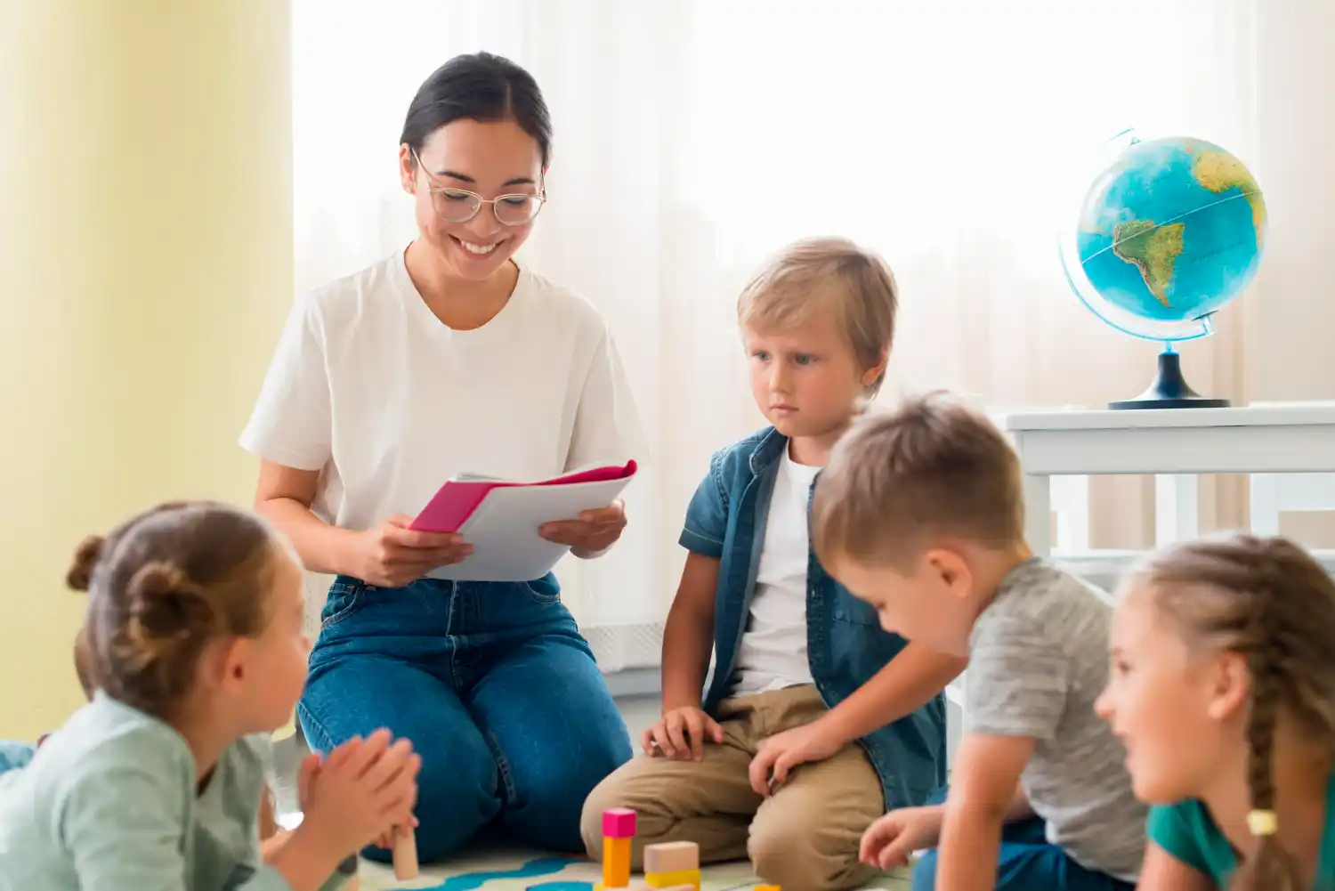 una educadora infantil trabajando