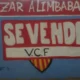 una pancarta contra peter lim