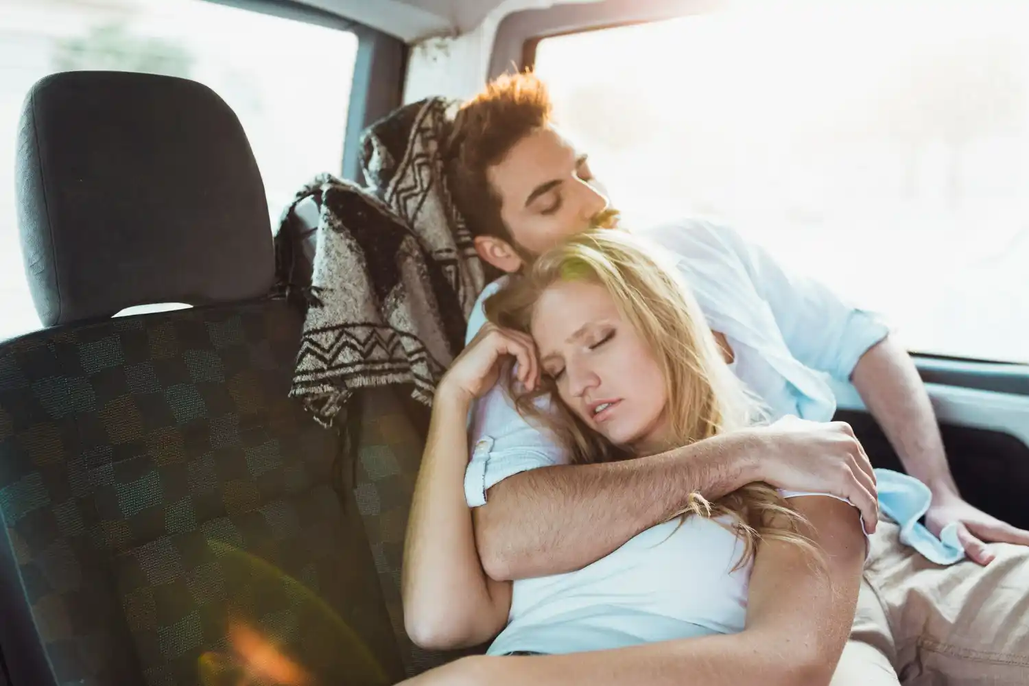 una pareja viviendo dentro de su coche