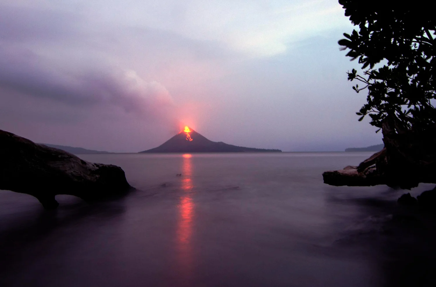 una plena erupción Anak Krakatau