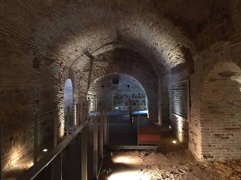 unas cuevas bajo toledo